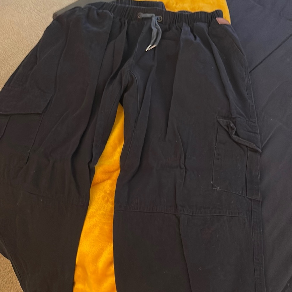 Men’s cargo pants/capris. Never worn just been hanging in closet. Size XL.